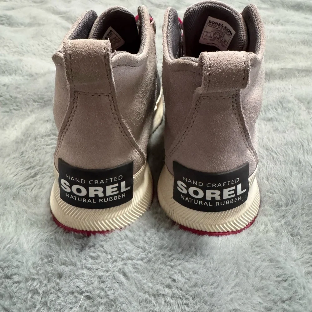 Sorel Waterproof Suede Ankle Boots in Gray with Pink Laces Size 2